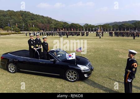 GYERYONGDAE, Republik Korea (Nov. 3, 2016) der hinteren Adm. Brad Cooper, Commander, U.S. Naval Forces Korea (CNFK) Republik Korea (ROK) Leiter der Marineoperationen Adm. Ähm, Hyun gesungen, für einen Pass und Überprüfung der ROK-Segler und Ehre Parade während Cooper's besuchen. CNFK ist Vertreter der U.S. Navy in der ROK, der Leitung und der Kompetenz in der Marine Fragen der institutionellen und operativen Wirksamkeit zwischen den beiden Marinen zu verbessern und der kollektiven Sicherheit Bemühungen in Korea und der Region zu stärken. Stockfoto