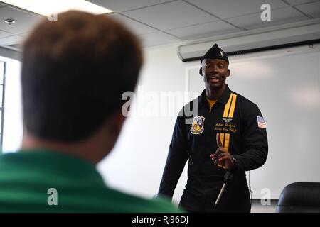JACKSONVILLE, Fla. (Nov. 2, 2016) Petty Officer 2. Klasse Arthur Stockpole, sieben Mannschaft Leiter der U.S. Navy Flight Demonstration Squadron, Die Blue Angels, debriefings Jacksonville - Bereich wichtigen Einflussnehmern auf Sicherheitsvorkehrungen, bevor Sie backseat Fahrten in einem F/A-18 Hornet der Geschwader zugewiesen. Die Engel sind in Jacksonville für das Meer 2016 und Himmel Spektakuläre in Jacksonville Beach mit anderen militärischen und zivilen Flug Teams, Live-Unterhaltung und die Möglichkeit militärischer Flugzeuge und Fahrzeuge zu sehen. Stockfoto