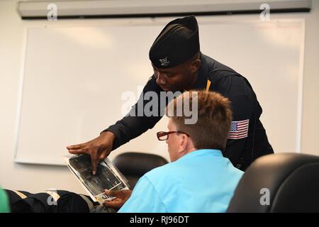 JACKSONVILLE, Fla. (Nov. 2, 2016) Petty Officer 2. Klasse Arthur Stockpole, sieben Mannschaft Leiter der U.S. Navy Flight Demonstration Squadron, Die Blue Angels, debriefings Jacksonville - Bereich wichtigen Einflussnehmern auf Sicherheitsvorkehrungen, bevor Sie backseat Fahrten in einem F/A-18 Hornet der Geschwader zugewiesen. Die Engel sind in Jacksonville für das Meer 2016 und Himmel Spektakuläre in Jacksonville Beach mit anderen militärischen und zivilen Flug Teams, Live-Unterhaltung und die Möglichkeit militärischer Flugzeuge und Fahrzeuge zu sehen. Stockfoto