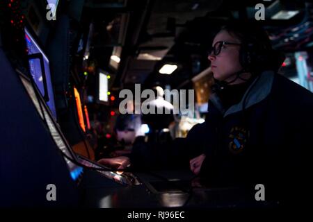 Philippinischen MEER (Nov. 3, 2016) Petty Officer 2nd class Alexis lariviere, in die Vorwärts-Einsatz der Arleigh-Burke-Klasse geführte Anti-raketen-Zerstörer USS McCampbell (DDG85), steht in der combat Information Center. McCampbell ist auf Patrouille im philippinischen Meer mit Carrier Strike Group (CSG 5) Unterstützung der Sicherheit und Stabilität in der Indo-Asia-Pazifik-Region. Stockfoto