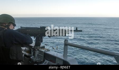 Pazifik (Nov. 2, 2016) Petty Officer 1st Class Jared Brutto Brände ein M240B Maschinengewehr aus der Steuerbord Brücke Flügel der Ticonderoga-Klasse geführte-missile Cruiser USS Lake Champlain (CG57) während eine vorgesteuerte Ziel Kalibrierung Feuer ausüben. Lake Champlain ist unterwegs mit Carrier Strike Group Die Composite Trainingsgerät Übung zur Vorbereitung auf einen künftigen Einsatz. Stockfoto