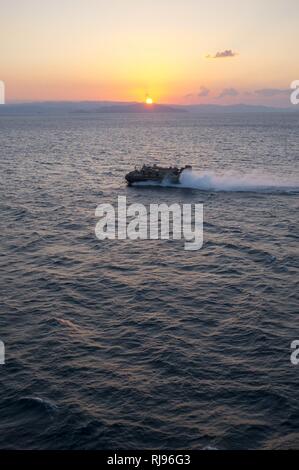 EAST CHINA SEA (Nov. 3, 2016) Landing Craft air cushion (LCAC) 9, zugeordnet zu den Naval Beach (NBU) 7, Transite Gewässer in der Nähe von Sasebo, Japan nach dem Start von Amphibisches Schiff USS BONHOMME RICHARD (LHD6). Bonhomme Richard und amphibische Schiffe unter amphibischen Squadron 11 sind in der letzten Phase einer multi-Monat Patrouille im Indo-Asia Pazifik nach dem Aussteigen Marines der 31 Marine Expeditionary Unit. Stockfoto