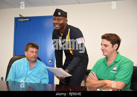 JACKSONVILLE, Fla. (Nov. 2, 2016) Petty Officer 2. Klasse Arthur Stockpole, sieben Mannschaft Leiter der U.S. Navy Flight Demonstration Squadron, Die Blue Angels, debriefings Jacksonville - Bereich wichtigen Einflussnehmern auf Sicherheitsvorkehrungen, bevor Sie backseat Fahrten in einem F/A-18 Hornet der Geschwader zugewiesen. Die Engel sind in Jacksonville für das Meer 2016 und Himmel Spektakuläre in Jacksonville Beach mit anderen militärischen und zivilen Flug Teams, Live-Unterhaltung und die Möglichkeit militärischer Flugzeuge und Fahrzeuge zu sehen. Stockfoto