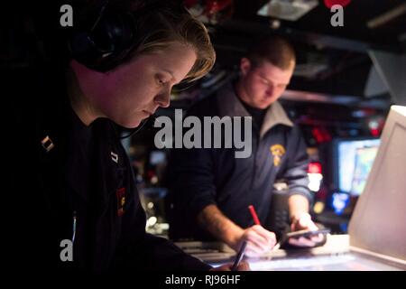 Philippinischen MEER (Nov. 3, 2016) Leutnant JoAnna Kyle, Links, und Petty Officer 2nd class Aaron Ernsberger, Rechts, Vorwärts zugeordnet - Einsatz der Arleigh-Burke-Klasse geführte Anti-raketen-Zerstörer USS McCampbell (DDG85), stand in der combat Information Center. McCampbell ist auf Patrouille im philippinischen Meer mit Carrier Strike Group (CSG 5) Unterstützung der Sicherheit und Stabilität in der Indo-Asia-Pazifik-Region. Stockfoto