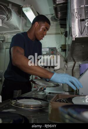 Philippinischen MEER (Nov. 3, 2016) Petty Officer 1st Class Patrick Clarke, Commander Task Force 70 zugeordnet und Carrier Strike Group (CSG) 5, wäscht Geschirr in der Flagge Pantry an Bord der Nimitz-Klasse Flugzeugträger USS Ronald Reagan (CVN 76). Ronald Reagan, das Flaggschiff der Carrier Strike Group (CSG 5), ist auf Patrouille im philippinischen Meer Unterstützung der Sicherheit und Stabilität in der Indo-Asia-Pazifik-Region. Stockfoto