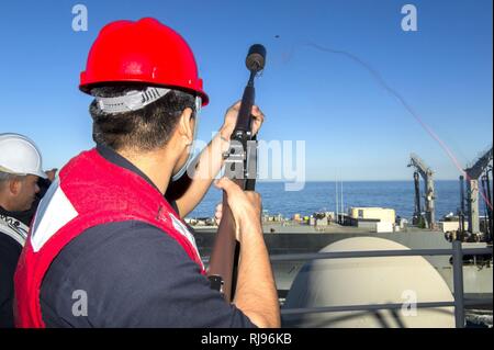 Pazifik (Nov. 3, 2016) Petty Officer 2nd class Esequiel Parra, Amphibisches Schiff USS America zugeordnet (LHA 6), feuert einen Schuß zu Flotte Auffüllung öler USNS Henry J. Kaiser (T-AO 187) während einer Auffüllung auf See. Amerika ist eine Aviation centric Amphibisches Schiff, Marine Aviation Anforderungen unterstützt, von kleinen, blindbewerbungen einer Expeditionary strike Group, zu gewaltsamen Eindringen Missionen in den großen Theatern von Krieg. Stockfoto