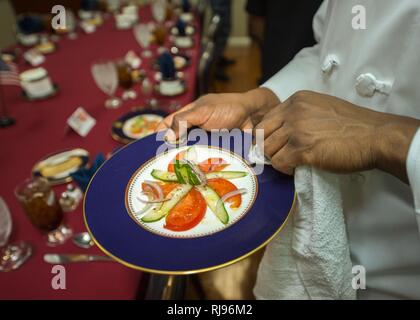 Philippinischen MEER (Nov. 3, 2016) Petty Officer 1st Class Donald Simpkins, Destroyer Squadron (DESRON) 15, bereitet eine spezielle Platte von Lebensmitteln für Sehr geehrte Besucher in der Flagge Chaos an Bord der Nimitz-Klasse Flugzeugträger USS Ronald Reagan (CVN 76). Ronald Reagan, das Flaggschiff der Carrier Strike Group (CSG 5), ist auf Patrouille im philippinischen Meer Unterstützung der Sicherheit und Stabilität in der Indo-Asia-Pazifik-Region. Stockfoto