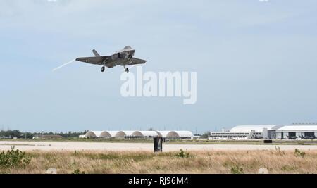 KEY WEST, Florida (Nov. 2, 2016) Eine F-35C Lightning II Joint Strike Fighter von Strike Fighter Squadron (VFA) 101, in Eglin Air Force Base in Fort Walton Beach, Florida, nimmt sie an der Naval Air Station in Key West Boca Chica Feld am 2. November. VFA-101 ist mit NAS Key West zu schulen und zu qualifizieren, F-35C und das Bodenpersonal Wartung Fachleuten sicher und effektiv als Teil eines Carrier Strike Group auf See zu betreiben. NAS-Key West ist eine state-of-the-art Facility für Luft-zu-Luft-Kampfflugzeug Luftfahrzeuge aller militärischen Dienstleistungen und bietet erstklassige pierside Unterstützung der U.S.- und ausländische Marineschiffe. Stockfoto