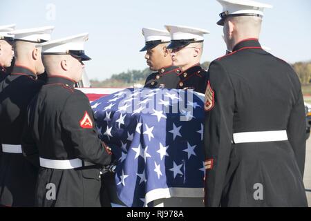 Us Marine Corps Pfc. Nicholas J. Cancilla, Firma B, 1st Battalion, 2nd Marines, kehrt nach 73 Jahren in Pittsburgh, Pa., Nov. 5, 2016. Cancilla wurde in Aktion (KIA) Nov. 20, 1943 auf der Insel Betio, Tarawa Atolls, Republik Kiribati während des Zweiten Weltkrieges getötet Stockfoto