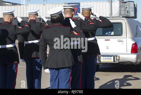 Us Marine Corps Pfc. Nicholas J. Cancilla, Firma B, 1st Battalion, 2nd Marines, kehrt nach 73 Jahren in Pittsburgh, Pa., Nov. 5, 2016. Cancilla wurde in Aktion (KIA) Nov. 20, 1943 auf der Insel Betio, Tarawa Atolls, Republik Kiribati während des Zweiten Weltkrieges getötet Stockfoto