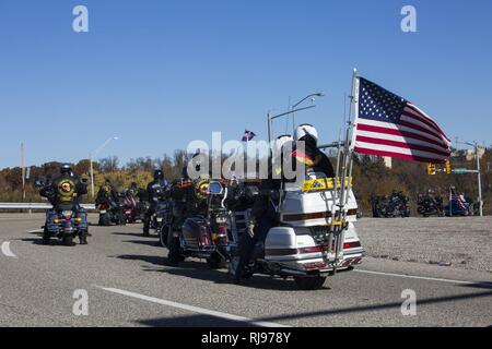 Patriot Guard Riders escort US Marine Corps Pfc. Nicholas J. Cancilla, Firma B, 1st Battalion, 2nd Marines, von Pittsburgh nach Altoona, Pa., Nov. 5, 2016. Cancilla wurde in Aktion (KIA) Nov. 20, 1943 auf der Insel Betio, Tarawa Atolls, Republik Kiribati während des Zweiten Weltkrieges getötet Stockfoto