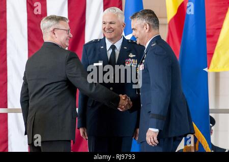 Us Air Force in den Ruhestand Gen. Gras präsentiert Brig. Gen. Andrew J. MacDonald, der neu ernannte Befehlshaber der 162 Wing, mit der Defense Superior Service Medal in Tucson, Ariz., Nov. 5, 2016. Diese Medaille wurde von Präsident Gerald R. Ford für die Mitglieder, in den Streitkräften der lobenswerten Service in Positionen, die große Verantwortung halten. Stockfoto