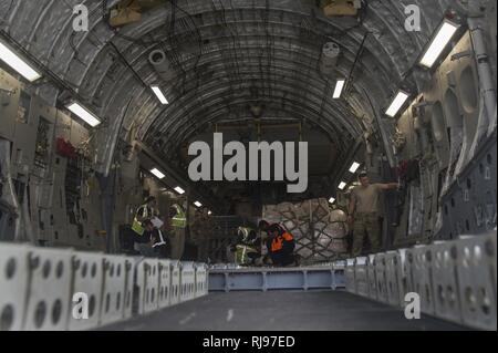 Mitglied der 455th Expeditionary Logistik Bereitschaft Squadron Paletten entladen aus einer Expeditionary 816th Airlift Squadron C-17 Globemaster III zur Unterstützung der Operation, die die Freiheit des Sentinel Nov. 3, 2016. Die Operation konzentriert sich auf Ausbildung, Beratung und Unterstützung der afghanischen Institutionen und der afghanischen nationalen Verteidigungs- und Sicherheitskräfte, um ihre Fähigkeiten zu entwickeln und die langfristige Tragfähigkeit. Stockfoto