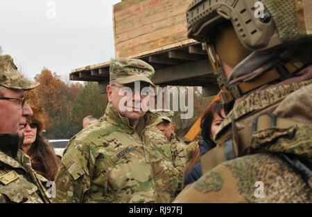 YAVORIV, Ukraine - Generalleutnant Ben Hodges, Kommandeur der US-Armee Europa spricht mit einem ukrainischen Soldaten auf das erste Bataillon zugeordnet, 80 Airmobile Brigade, Nov. 5, an der internationalen Friedenssicherung und Security Center. Hodges wurde hier die Eröffnung einer neuen Granate Bereich bezeugt und der ukrainische Soldaten während ihrer 55-tägigen Ausbildung Rotation an der Gemeinsamen multinationalen Ausbildung Group-Ukraine beobachten. Die von den USA geführte JMTG-U ist die Schulung der ukrainischen Land Kräfte und der Aufbau eines Teams der Ukrainischen Kader, wer letztendlich die Verantwortung übernehmen. Die Ausbildung ist so konzipiert, dass defensive Fähigkeiten der zu verstärken Stockfoto