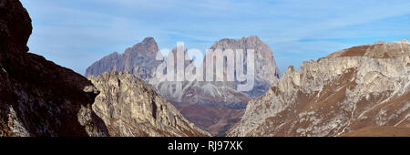 Blick auf den Langkofel von oben Passo Pordoi, Dolomiten, Italien Stockfoto