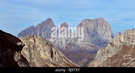 Blick auf den Langkofel von oben Passo Pordoi, Dolomiten, Italien Stockfoto