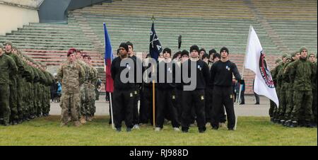 VILNIUS, LITAUEN - Fallschirmjäger aus der Lage Unternehmen, 2.BATAILLON, 503Rd Infanterie Regiment, 173Rd Airborne Brigade, stand in der Ausbildung nach einem sechs Kilometer laufen durch Vingis Park Nov. 5. Die litauischen Großherzogin Birute Uhlan Bataillon, "Iron Wolf "Mechanisierte Infanteriebrigade, organisierte den Lauf zu ehren und ihre gefallenen Kameraden erinnern. Lage Unternehmen kamen in Litauen zwei Monaten auf eine 6-monatige Rotation mit den litauischen Partnern als Teil der Atlantischen lösen, eine in den USA zu trainieren beginnen led Aufwand in Osteuropa durchgeführt werden US-Engagement für die col zu demonstrieren Stockfoto