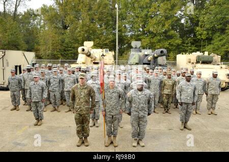 Die Soldaten der Batterie EIN, 2d-Bataillon, 114 Field Artillery Regiment, Mississippi Army National Guard stehen für eine Einheit Foto in Ihrem Haus station in Columbus, Fräulein an November 6, 2016. (Mississippi National Guard Stockfoto