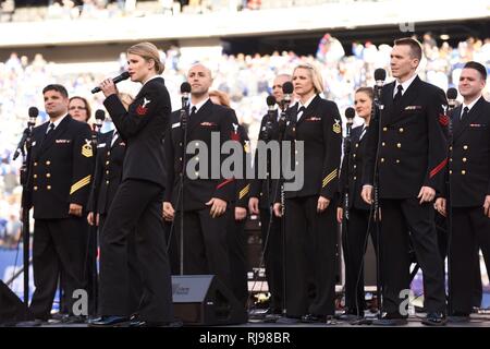NEW YORK - US-Marine Band Mitgliedern während der halftime show in der New York Giants gegen die Philadelphia Eagles militärischen Anerkennung Spiel an MetLife Stadium in East Rutherford, New Jersey, Sunday, November 6, 2016. Mehr als 100 Servicemembers von New York und New Jersey Bereich freiwillig ihre Niederlassung der Service während der vor - Spiel und halftime Zeremonien zu vertreten. Stockfoto
