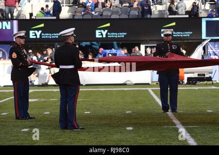 NEW YORK - Servicemembers aus allen fünf Filialen beteiligen sich an einer Zeremonie während der halftime show in der New York Giants gegen die Philadelphia Eagles militärischen Anerkennung Spiel an MetLife Stadium in East Rutherford, New Jersey, Sunday, November 6, 2016. Mehr als 100 Servicemembers von New York und New Jersey Bereich freiwillig ihre Niederlassung der Service während der vor - Spiel und halftime Zeremonien zu vertreten. Stockfoto