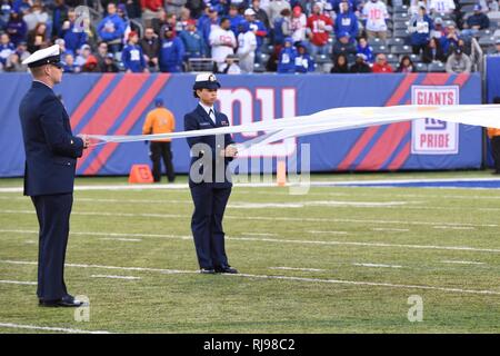 NEW YORK - Servicemembers aus allen fünf Filialen beteiligen sich an einer Zeremonie während der halftime show in der New York Giants gegen die Philadelphia Eagles militärischen Anerkennung Spiel an MetLife Stadium in East Rutherford, New Jersey, Sunday, November 6, 2016. Mehr als 100 Servicemembers von New York und New Jersey Bereich freiwillig ihre Niederlassung der Service während der vor - Spiel und halftime Zeremonien zu vertreten. Stockfoto