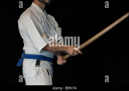 Aikido Kämpfer mit seinem Holz Stick während einem Kampf Stockfoto