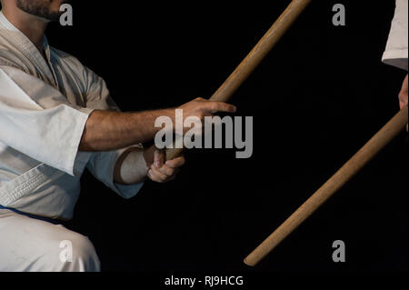 Aikido Kämpfer mit seinem Holz Stick während einem Kampf Stockfoto