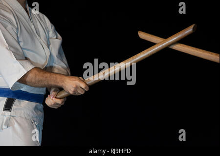 Aikido Kämpfer mit seinem Holz Stick während einem Kampf Stockfoto