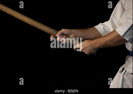 Aikido Kämpfer mit seinem Holz Stick während einem Kampf Stockfoto