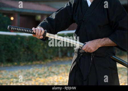 Iaido ist eine japanische Kampfkunst, die betont bewusst zu sein und in der Lage, schnell das Schwert und die Reaktion auf einen plötzlichen Angriff Stockfoto