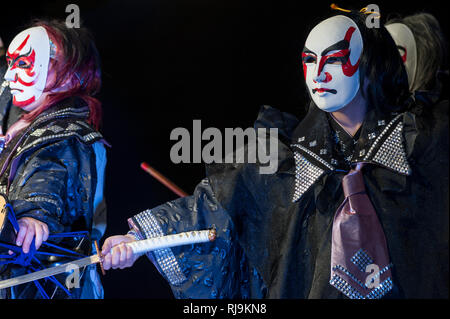 Florenz, Italien - 18. November 2017: Japanische Tänzer mit traditionellen Masken und Katana, während einer Performance zum "japanischen Festival 2017". Stockfoto