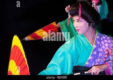 Florenz, Italien - 18. November 2017: wunderschöne Japanische junge Frau im traditionellen Kimono, mit Sonnenschirm, Tanz während einer Show im "japanischen Festival 20. Stockfoto