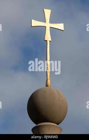 Das hohe Kreuz, das außerhalb der Stadt gestanden hat, da es dort in 1977 verschoben wurde. Es hat ein vergoldetes Schwert ragen aus ein Orb. Stockfoto