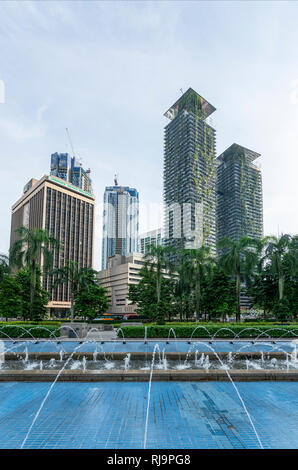 Der Brunnen vor der Petronas Twin Towers in Kuala Lumpur, Malaysia Stockfoto