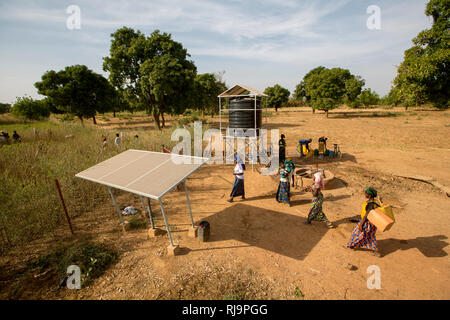 Kisambo Dorf, Yako, Burkina Faso, 28. November 2016; Die Kisambo Garten, verwendet eine solar betriebene Bewässerungssystem. Mitglieder der Garten moringa und Baobab Blätter sowie andere Kulturen wachsen. (Goutte ein Goutte system) Stockfoto