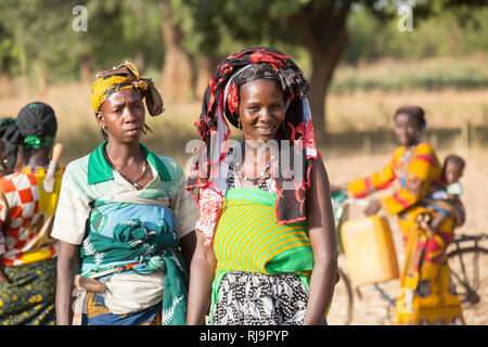 Kisambo Dorf, Yako, Burkina Faso, 28. November 2016; Mitglieder der Kisambo Village Garden. Stockfoto