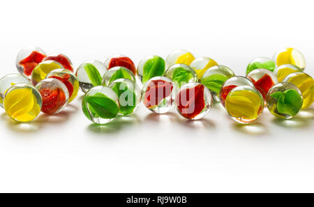 Dekorative bunte Kugeln aus Glas auf einem weißen Hintergrund, mit Hintergrundbeleuchtung. Zusammenfassung Hintergrund Stockfoto