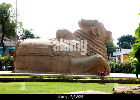 Riesige monolithischen Stein Skulptur von Nandi am Lepakshi in Andhra Pradesh, Indien. Asien Stockfoto