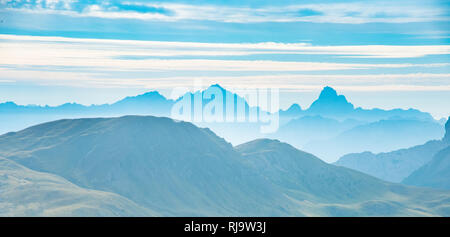 2-in-1-Berge Landschaft Hintergrund der Dolomiten, Italien Stockfoto