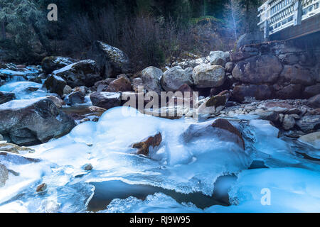 Österreich, Tirol, Stubaier Alpen, Gries im Sulztal, Oberflächlich gefrorener Bach im Sulztal auf dem Weg zur Amberger Hütte Stockfoto