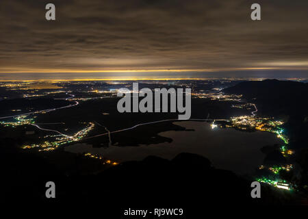 Deutschland, Bayern, Bayerische Alpen, Kochel, Blick vom Herzogstand in den nächtlichen Kochelsee Stockfoto