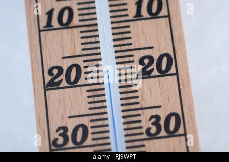 Holz- thermometer im Schnee mit gefriertemperatur Stockfoto