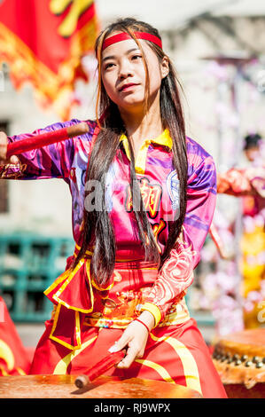 Einen kambodschanischen Tanz und musikalische Gruppe Praxis ihre Fähigkeiten vor dem chinesischen Neujahr in der Stadt Phnom Penh. Stockfoto