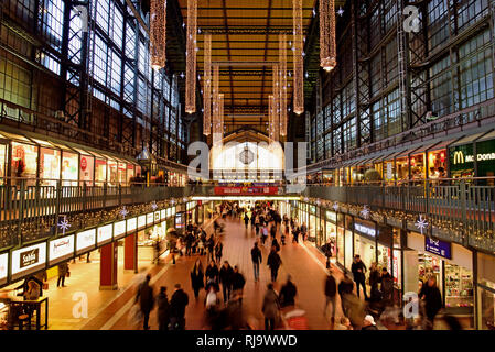 Europa, Deutschland, Hansestadt Hamburg, Hauptbahnhof, Wandelhalle, Weihnachtsbeleuchtung, Passanten, Stockfoto