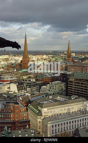 Europa, Deutschland, Hamburg, Stadt, Blick vom Turm der St. Nikolai in Türme von St. Petri und St. Jacobi, Gewitterstimmung, Stockfoto