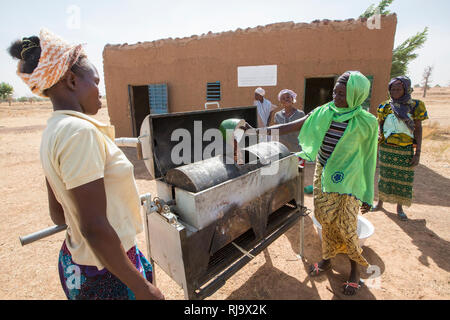 Yarsi Village, Yako, 1. Dezember 2016; Mitglieder der Village Tree Enterprise Shea Group heizen zerdrückte Shea-Nüsse im Rahmen des Prozesses der Herstellung von Shea-Butter. Stockfoto