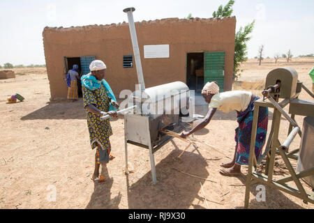 Yarsi Village, Yako, 1. Dezember 2016; Mitglieder der Village Tree Enterprise Shea Group heizen zerdrückte Shea-Nüsse im Rahmen des Prozesses der Herstellung von Shea-Butter. Stockfoto