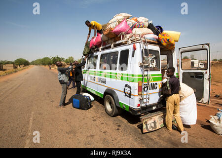 Yarsi Village, Yako, 1. Dezember 2016; EIN Bus fährt in der Nähe des lokalen Marktes. Stockfoto