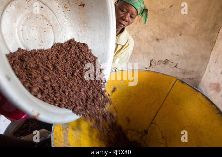 Yarsi Village, Yako, 1. Dezember 2016; Mitglieder der Village Tree Enterprise Shea Group mit zerdrückten Shea-Nüssen, ein Teil des Prozesses der Herstellung von Shea-Butter. Stockfoto