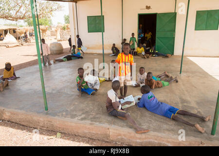 Yarsi Dorf, Yako, 1. Dezember 2016; Kinder besuchen die örtliche Madrassa Schule. Stockfoto